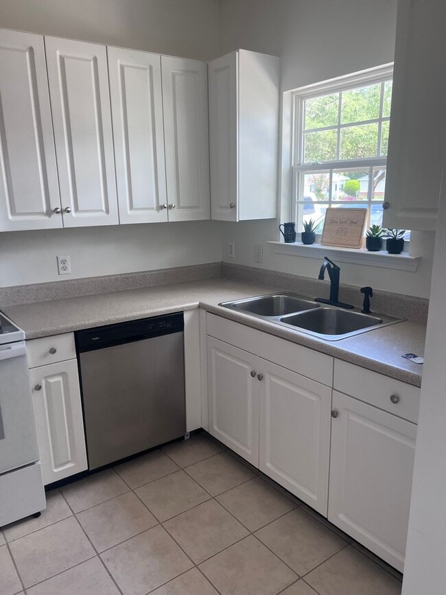 Building Photo - Newly renovated 2 bedroom, 2 bathroom condo coming soon!