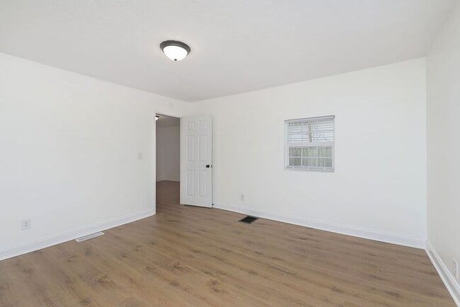 Building Photo - Charming Remodeled 2 Bedroom 1 Bath Near Fountain Square!