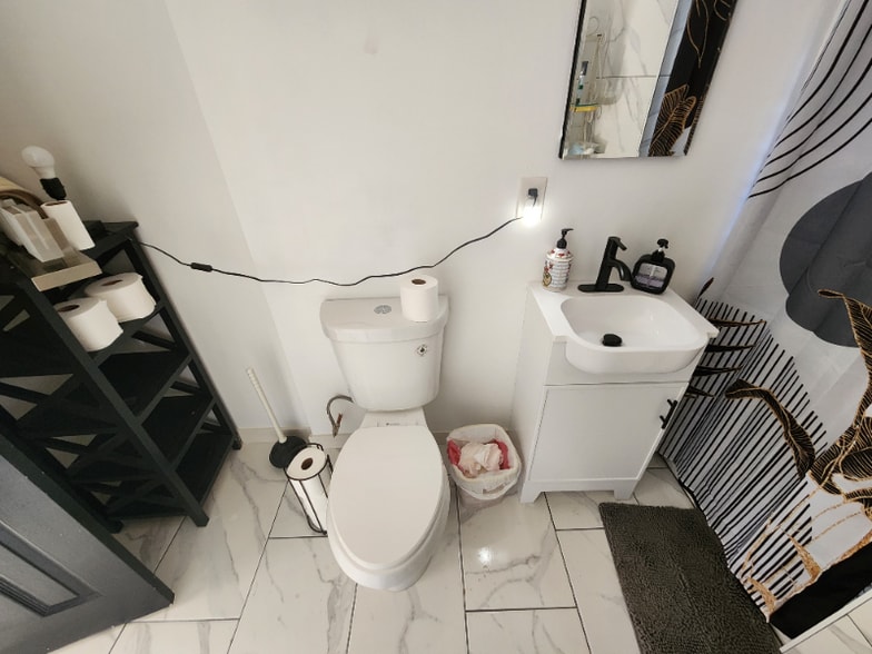 Building Photo - 3518 W Lynwood St