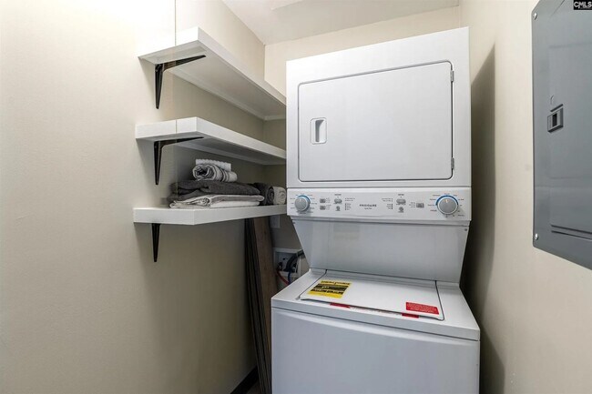 Building Photo - Pre-Leasing for the 26-27 School Year! - Renovated & Furnished Duplex in Peaceful Rosewood - 2746