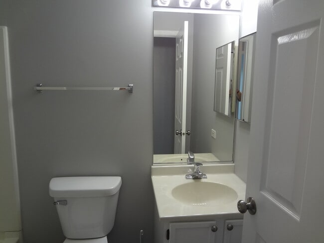 Building Photo - 1127 N Red Oak Cir