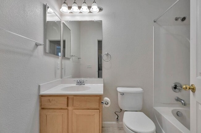Building Photo - 2 bed 2 bath Condo!!