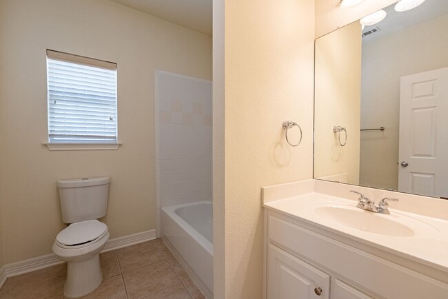Building Photo - 1305 Delsie Dr