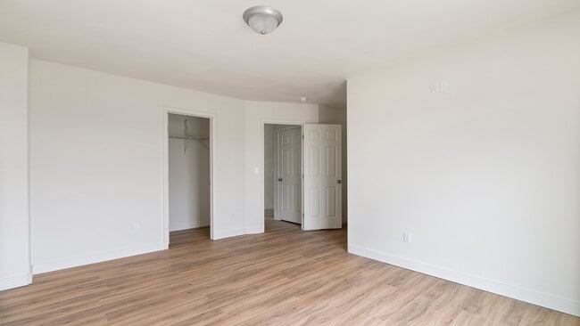 Building Photo - 2625 W Marina Dr