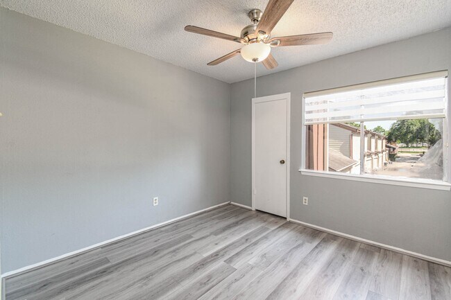 Building Photo - 12663 Wellington Park Dr