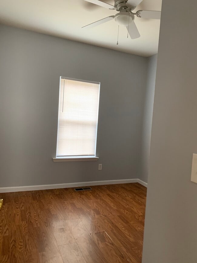 Building Photo - 577 Manly Ave