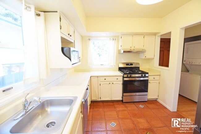 Building Photo - Cozy 3 Bedroom Near 4th Street - Ready to move in!