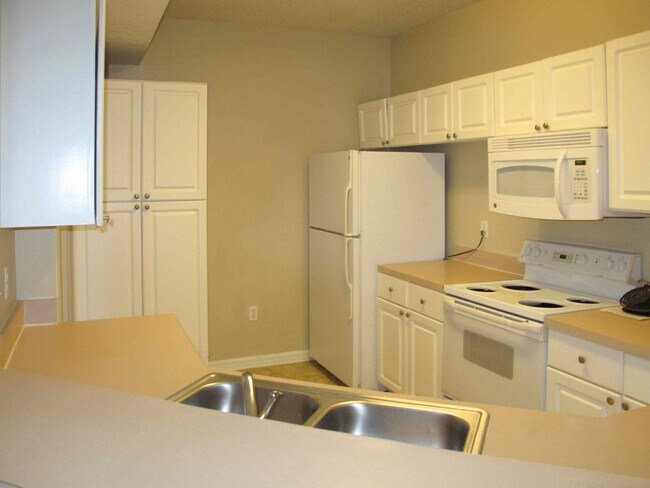 Building Photo - 2 bd / 2 ba Condo in Gated Community - Palms Club
