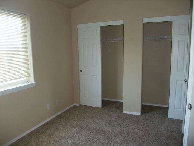 Building Photo - North Albany - Very Clean 5 Bedroom 2 1/2 ...