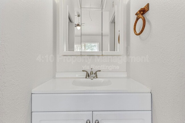 Building Photo - 405 E Linda Ln