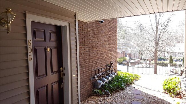 Primary Photo - 606 Barrington Hills Dr