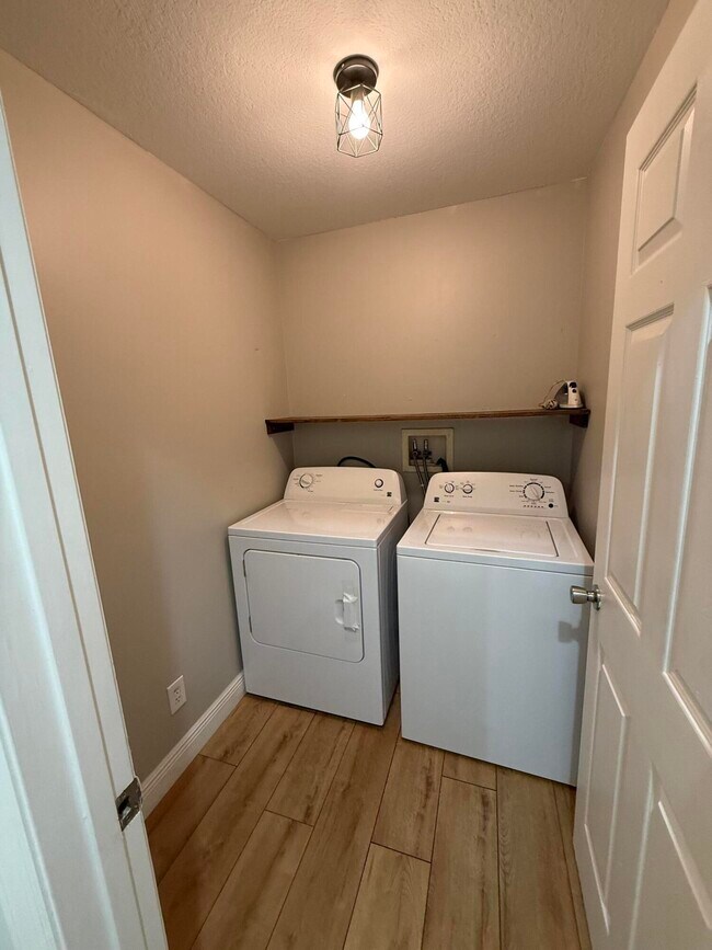 Building Photo - 249 NE Glentry Ave