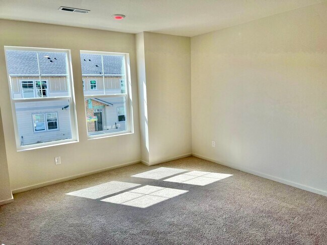 Building Photo - FREE RENT!! NEARLY NEW  HOME IN EZ LIVING ...