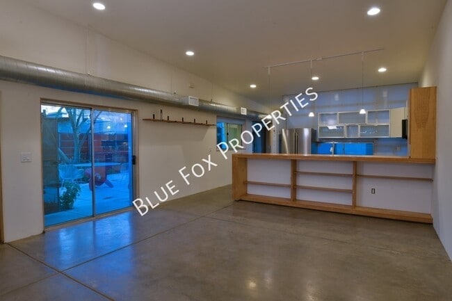 Building Photo - 1150 E 15th St