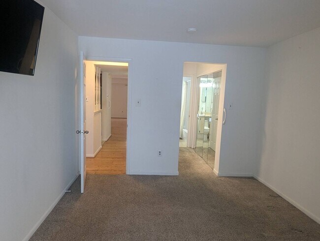 Building Photo - 2BR MORGANDALE CONDO AVAIL. IMMED!!