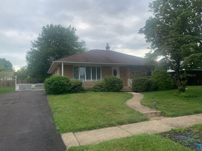 Building Photo - THREE BEDROOM/ TWO BATH Single Home