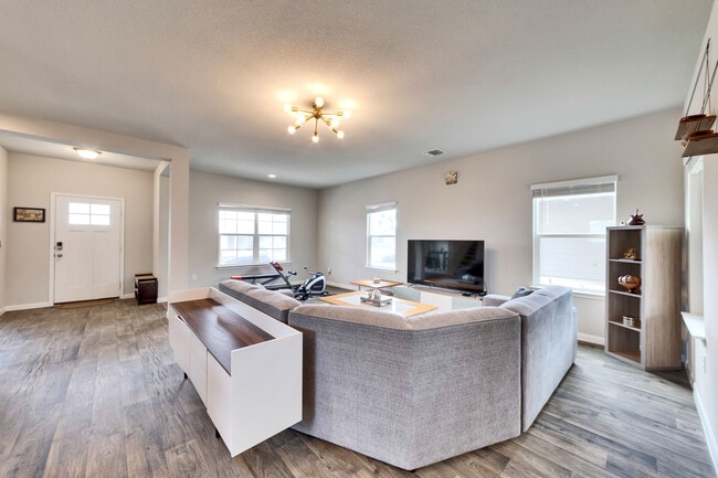 Building Photo - 3422 Couch Dr