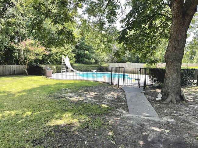 Building Photo - 230 East Fork Rd