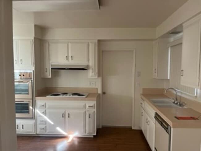 Building Photo - Beautiful 4 Bedroom Home in Huntington Beach