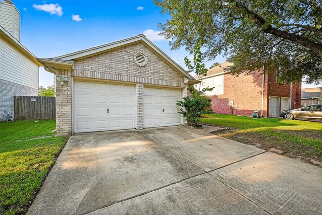 Building Photo - 15242 Kingsbridge Way