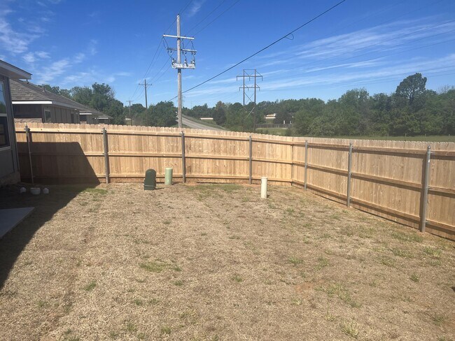 Building Photo - 1002 Ichabod Cir