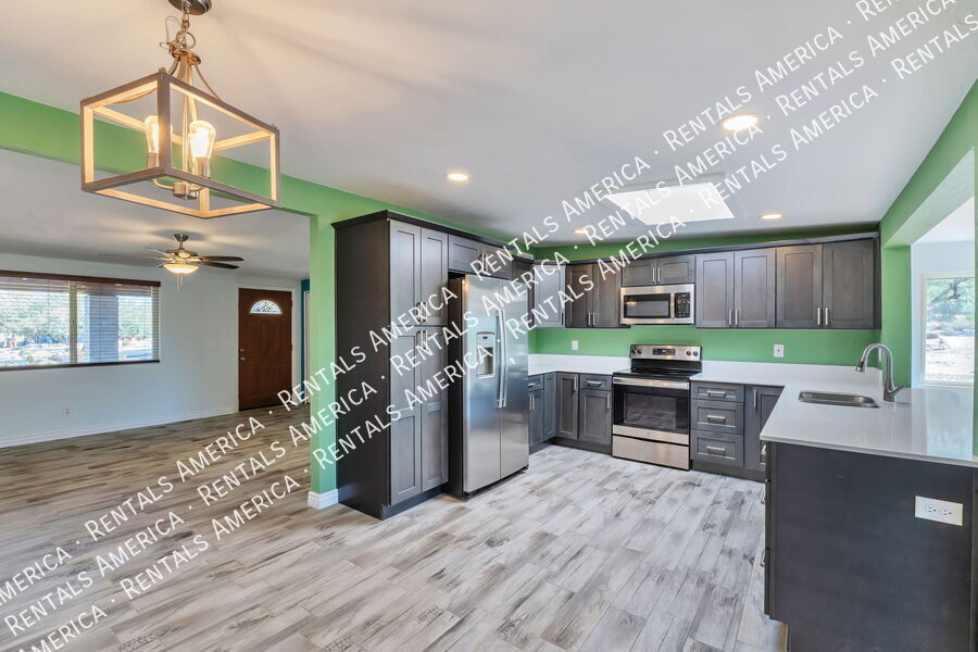 Building Photo - 330 E Mountain Vista Dr