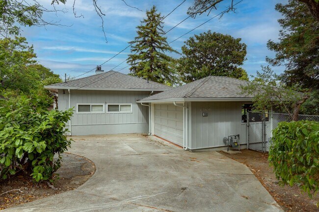 Building Photo - 3 Bed / 3 Bath + Bonus room pet friendly M...
