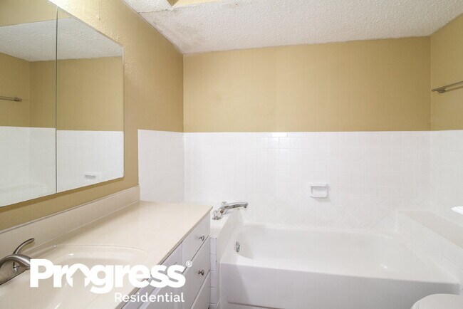Building Photo - 1104 NE 10th Ct