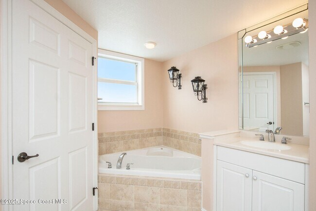 Building Photo - 7 Indian River Ave