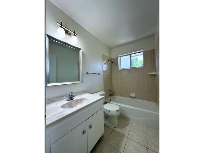 Building Photo - 2047 Montecito Ave