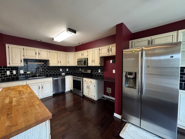 Building Photo - Beautiful And Spacious 3 Bed 3 Bath End Un...