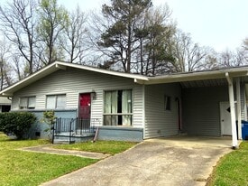 Building Photo - 220 Saxon Dr