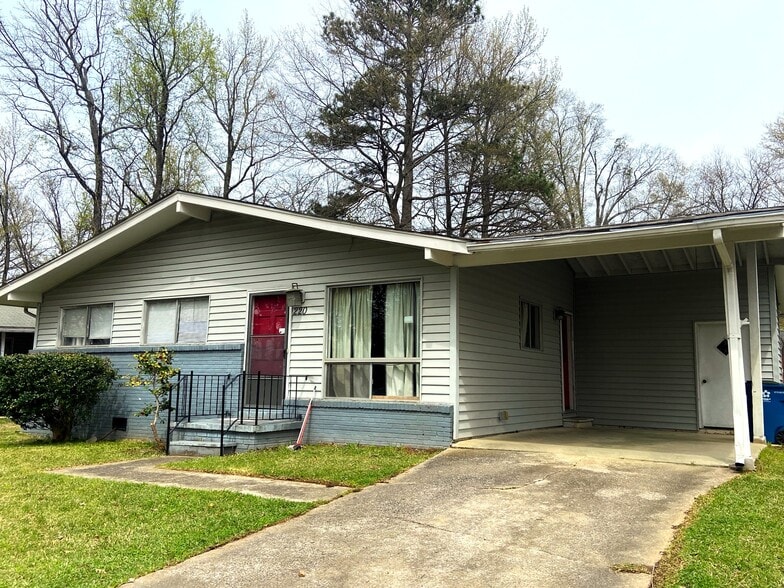 Primary Photo - 220 Saxon Dr