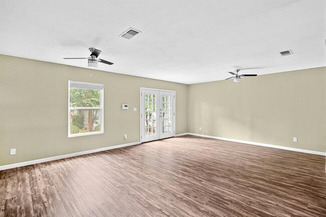 Building Photo - 1422 Yorkshire Dr