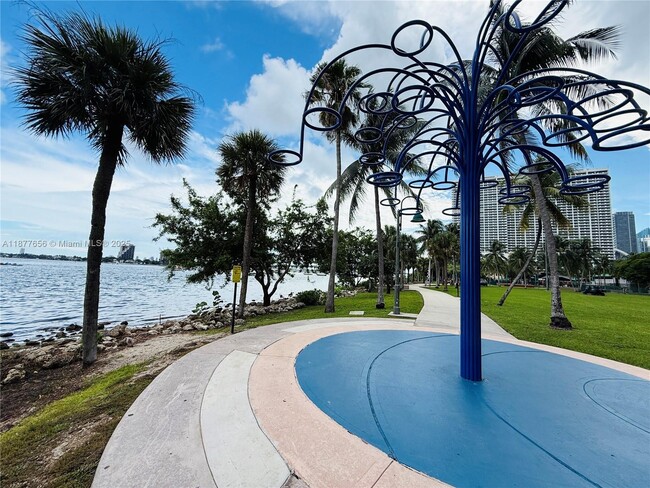 Building Photo - 1900 N Bayshore Dr