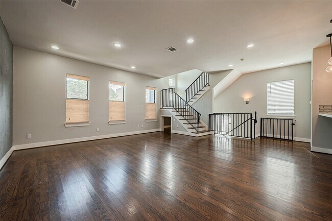 Building Photo - 2424 Hadley St