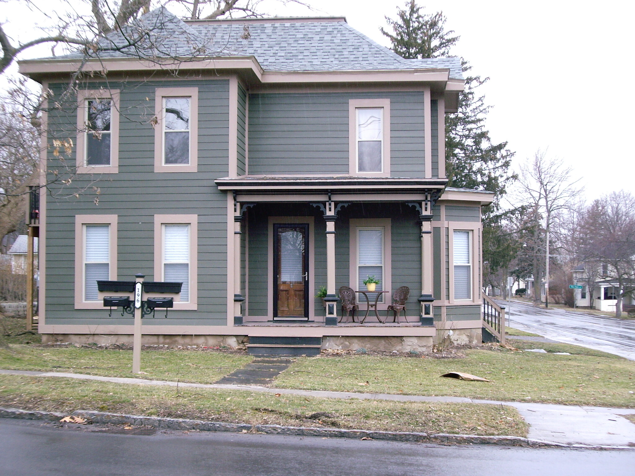 Front Porch - 196 Bristol St