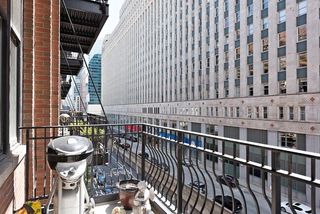 Building Photo - 333 W Hubbard St