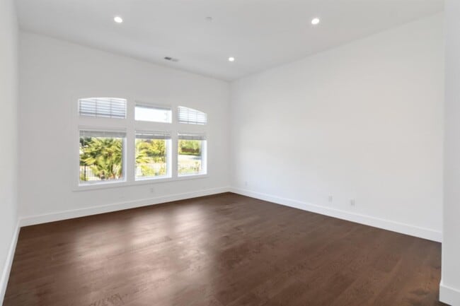 Building Photo - 1505 Wedgewood Dr