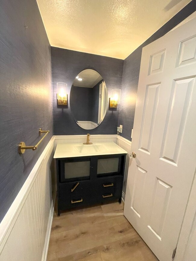 Building Photo - Updated 2 bedroom townhome in Manhattan Vi...