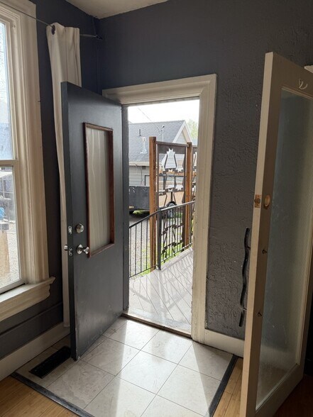 Building Photo - 553 E 700 S