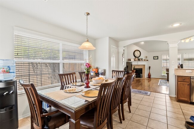 Building Photo - 427 Pinewood Ridge Dr