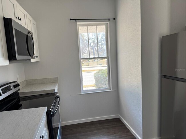 Building Photo - 412 S 6th St