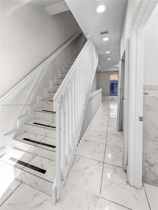 Building Photo - 850 SW 14th Ave