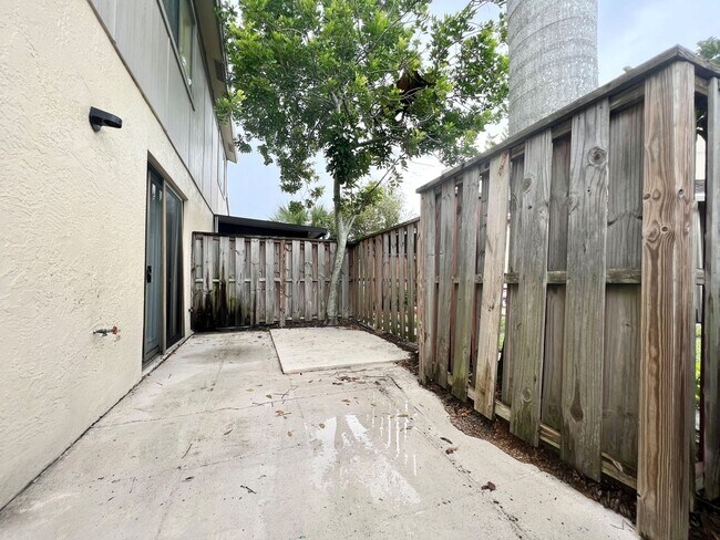 Building Photo - Cedarbend 5274-3