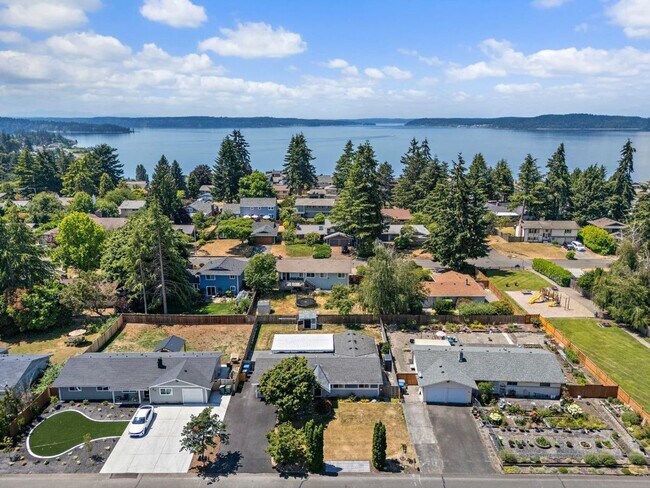 Building Photo - Beautiful Steilacoom Home with Private ADU, Covered Patio, Bonus Gym & A/C!