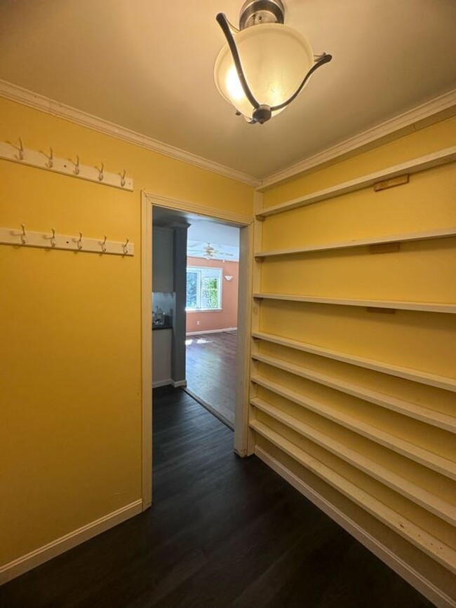 Building Photo - Beautiful 3 Bedroom Brunswick House