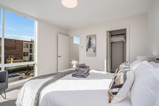 Building Photo - 4205 Evanston Ave N