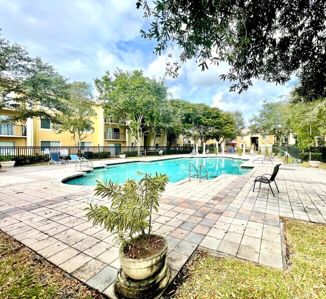 Building Photo - 1700 Crestwood Ct S