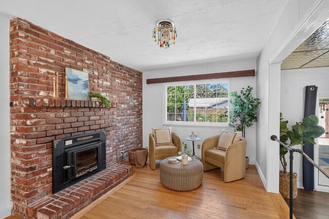 Building Photo - Spacious 4-Bed Oasis with 2 Full Baths